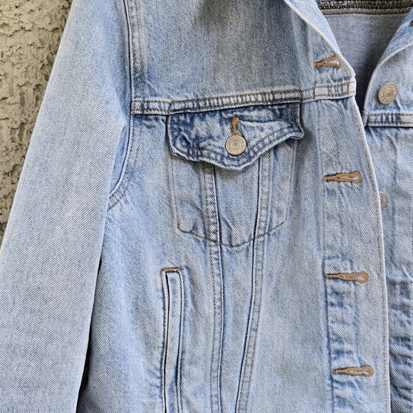 Levi's Light Wash Cropped Denim Jacket - Picture 2 of 8
